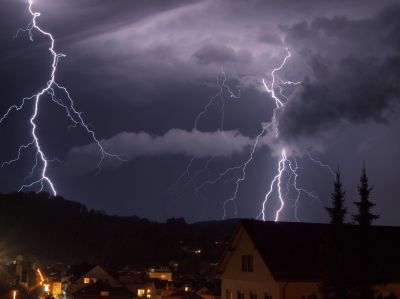 Gewitter berm Toggenburg
Aufnahme am 18.08.2011 von Flawil Richtung SW
Schlüsselwörter: Gewitter Erd-Blitze Wolkenbild